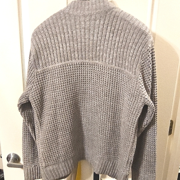 Gray Crewneck Sweater with Ribbed Knit Pattern and High Collar - Picture 3 of 4